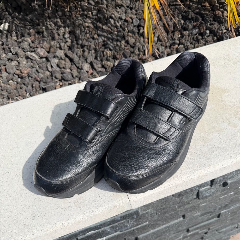 Brooks Addiction Walker V-Strap Shoes Black Size 11 Velcro Closure Comfort Walk